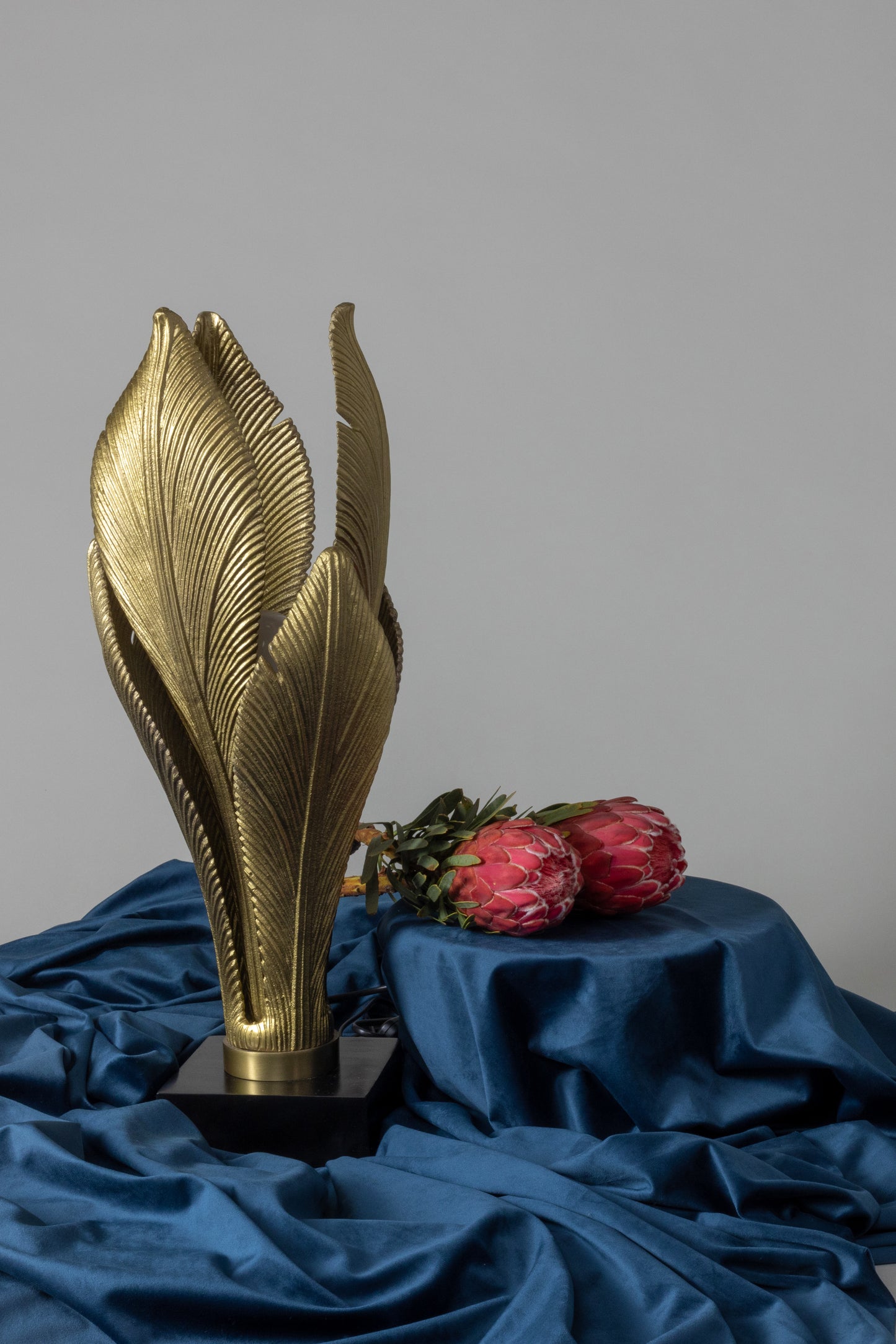 Leaves Table Lamp in Aluminum, Brass Color